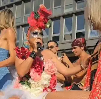 Pride di Milano, il performer Lorenzo Pezzotti chiede scusa a Salvini: “Ho perso il senso della ragione”